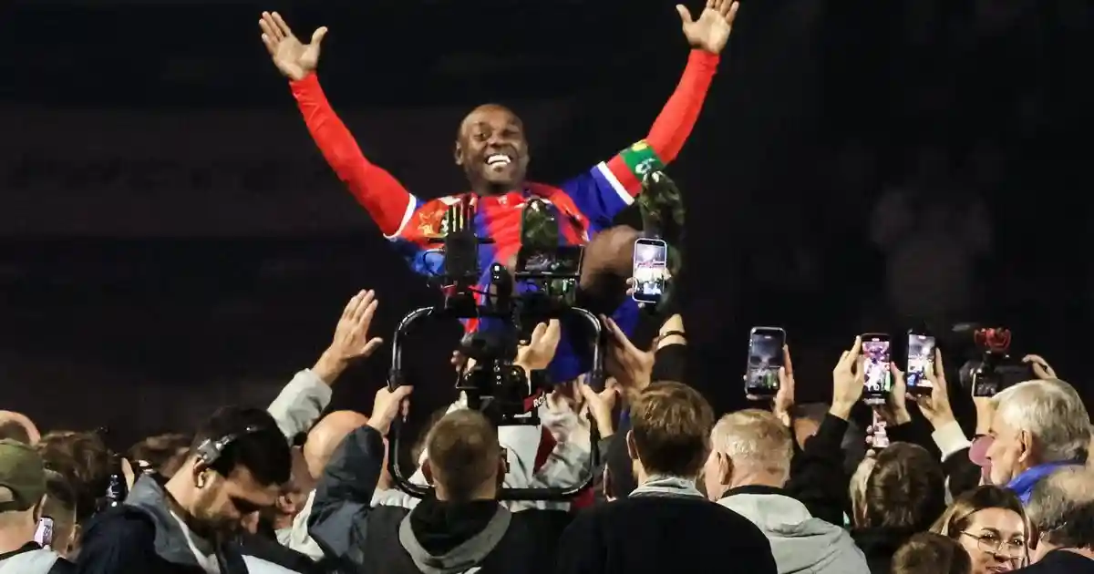 Фуражка, гол, танцы и слезы. Вагнер Лав провел прощальный матч в Москве