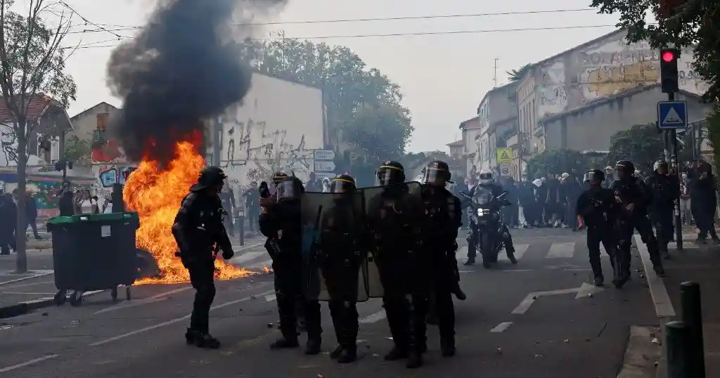 Во Франции из-за протестов перенесли матч чемпионата страны